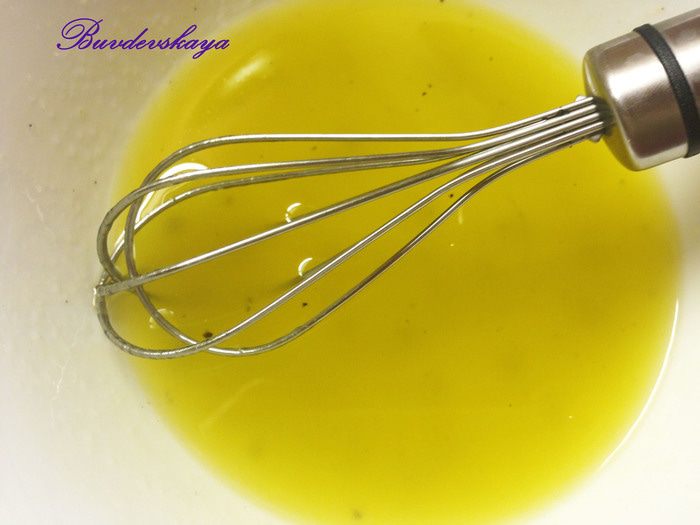 Салат из руколы с сырыми шампиньонами