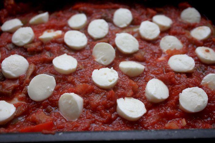 Курица с овощами и моцареллой под томатным соусом