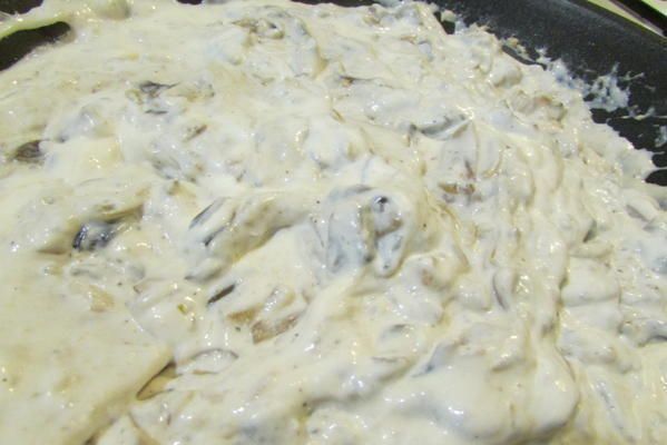 Мясные котлеты под сметанным соусом