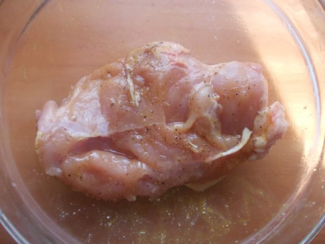 Слоеный салат с курицей и чипсами в пикантной заправке