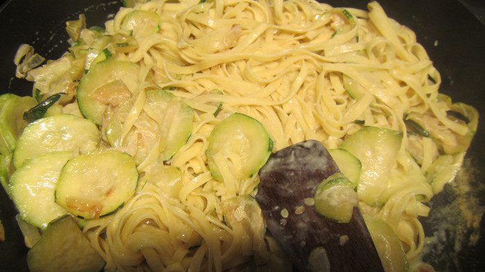 Тальятелле с молодыми кабачками и мятным песто