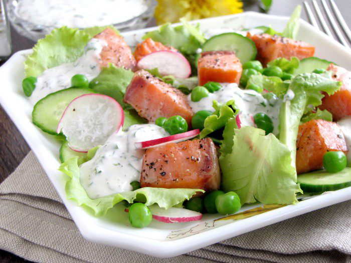 Лосось с зеленым салатом