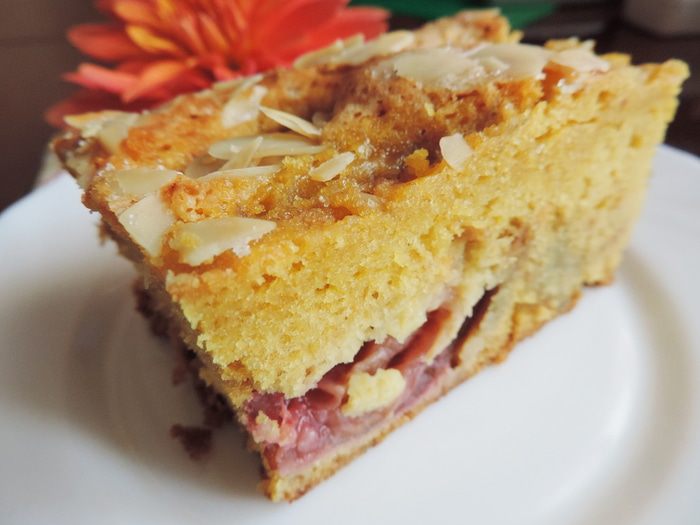 Сливовый пирог на желтках