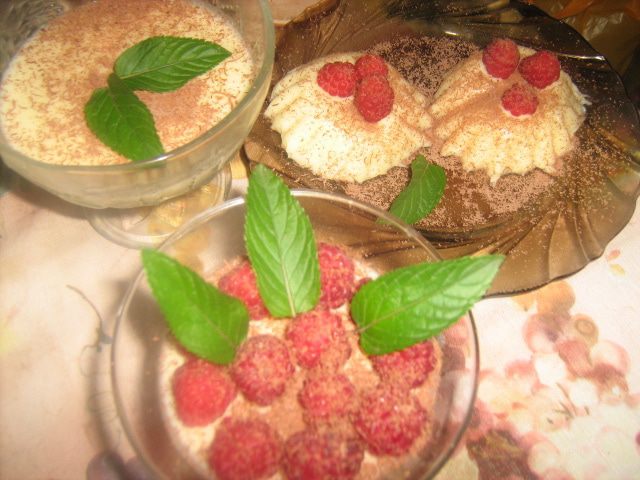 Йогуртово-медовая панна котта с малиной