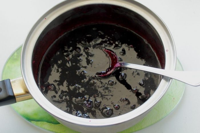 Пате из куриной печени с черной смородиной