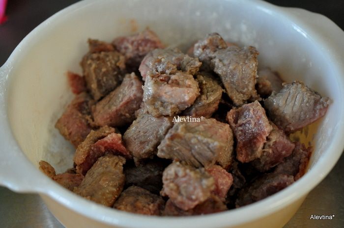 Тушеная говядина с перловой крупой