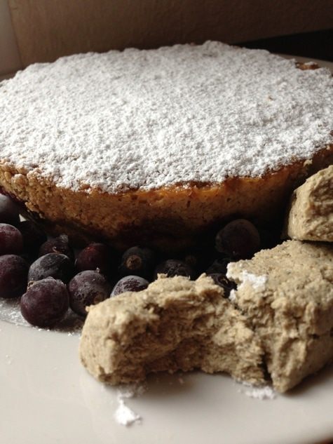 Постный овсяный пирог с халвой и черной смородиной