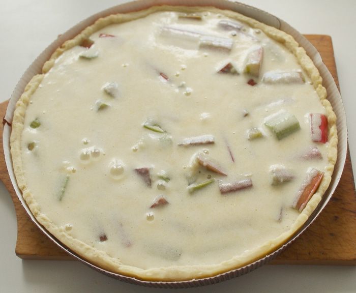 Тарт с ревенем и миндальным кремом