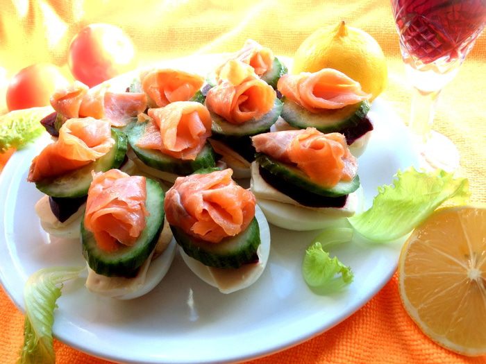 Рыбное канапе на маринованных яйцах