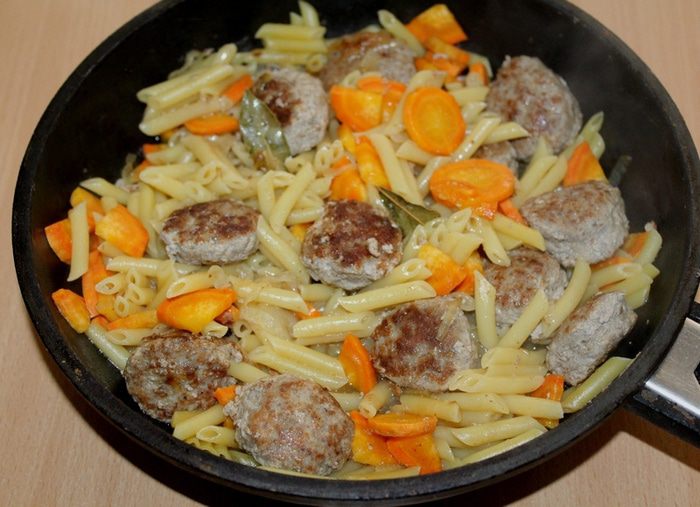 Жаркое с фрикадельками и перьями