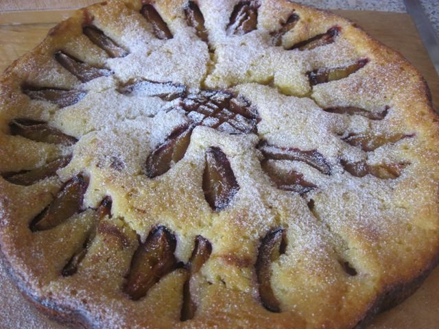 Пряный сливовый пирог с медом