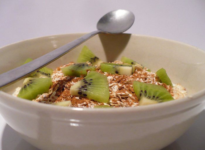 Полезный овсяный завтрак из мюсли с киви и корицей