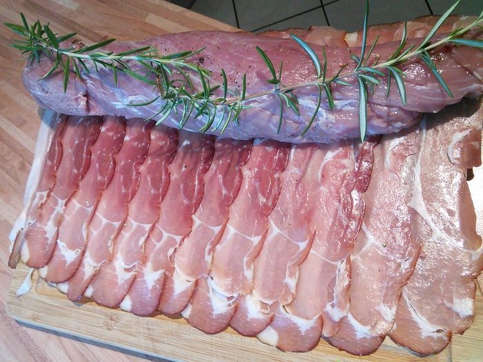 Свинина в шубке из сырокопченой ветчины