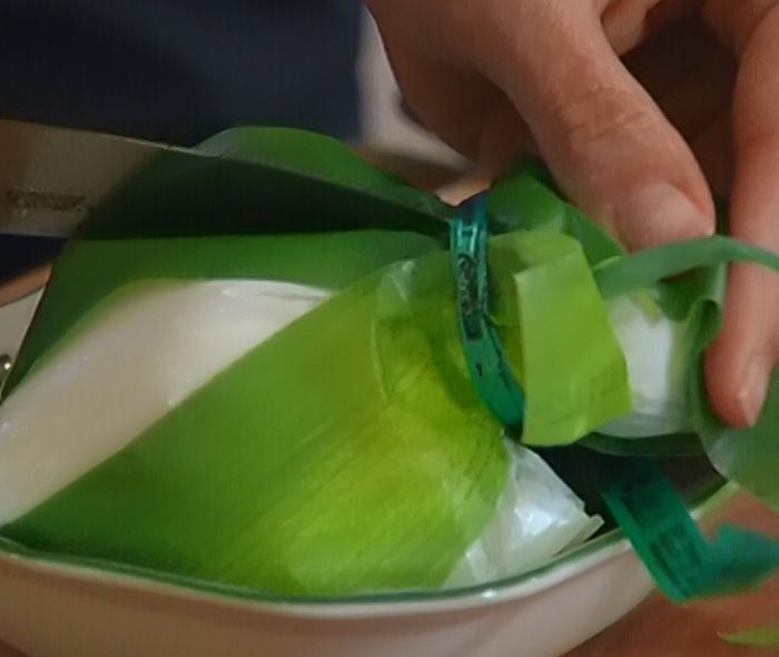 Теплый салат из брокколи, бурраты и чили