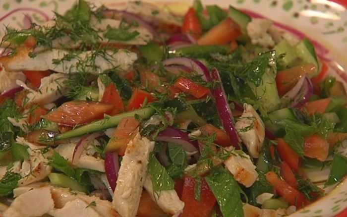 Салат из сладкого перца с огурцом и куриной грудкой 
