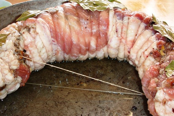 Мясной рулет с черносливом