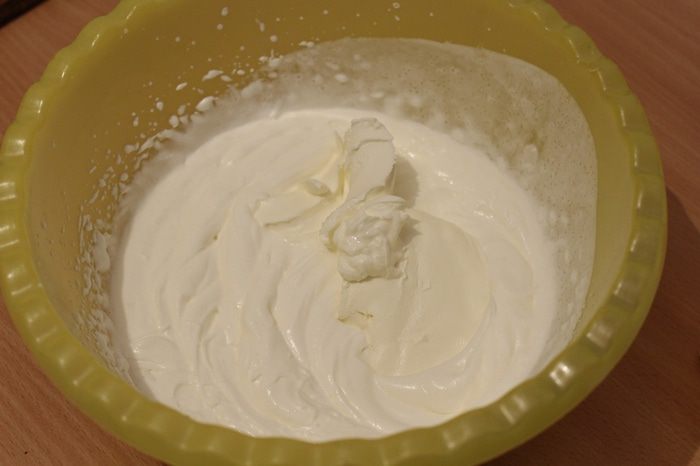 Шоколадно-брусничный торт с творожным кремом