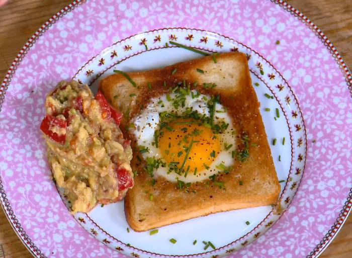 Яйца, запеченные в гренках, с соусом из авокадо 