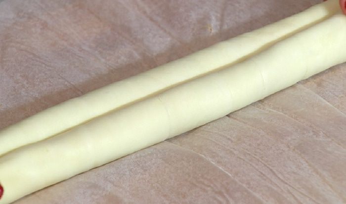 Слоеные ушки с персиковым соусом 