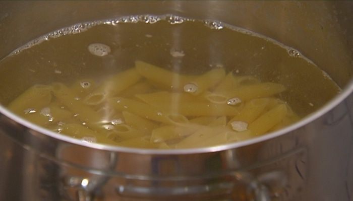 Теплый салат с курицей, макаронами и сладким перцем 