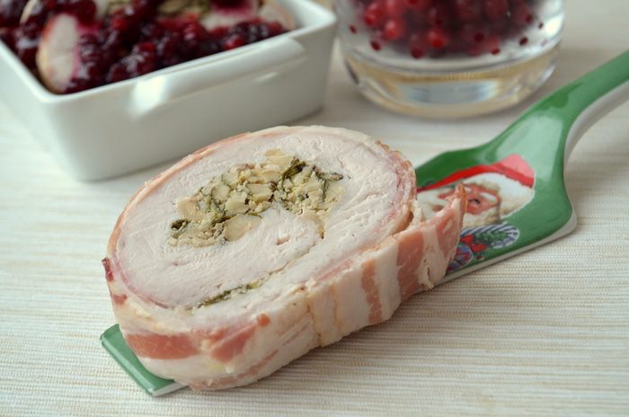 Бесподобный рулет из индейки под брусничным соусом 