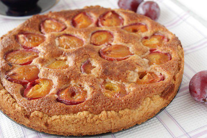 Пирог со сливами и миндальным кремом