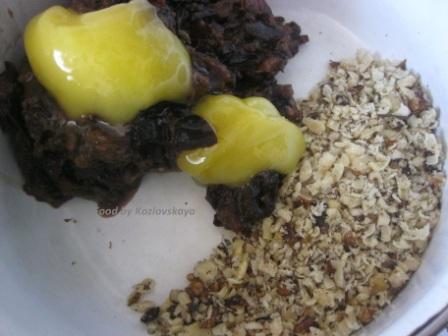 Вареники с черносливом, грецкими орехами и медом