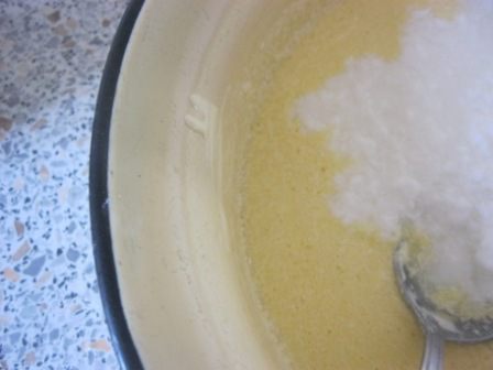 Пряный сливовый пирог с медом