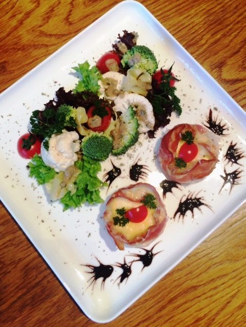 Перепелиные яйца в панчетте