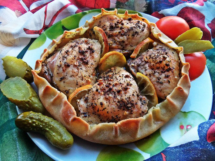 Курочка, запеченная в съедобной тарелке