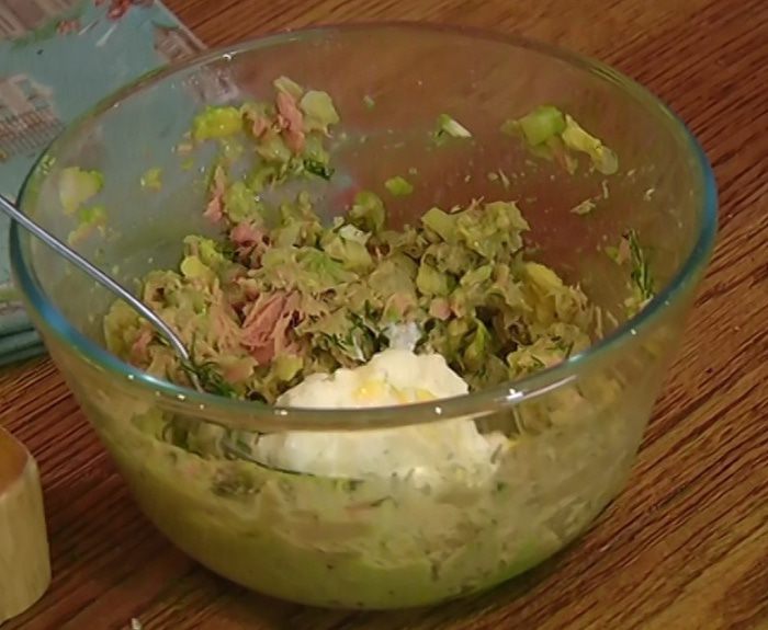 Авокадо с тунцом, сельдереем и помидорами черри 