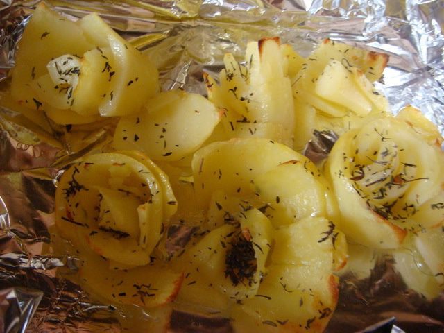 Курочка в слоеном тесте с картофельными розами