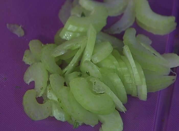 Салат из сельдерея, горошка и креветок под мятным майонезом 