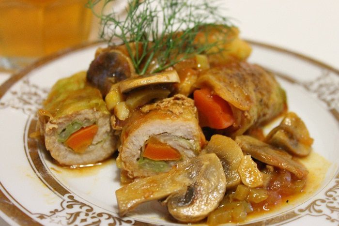 Рулетики из свинины с овощами