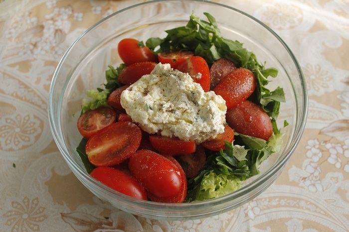 Летний салат с руколой, помидорами и сырной заправкой