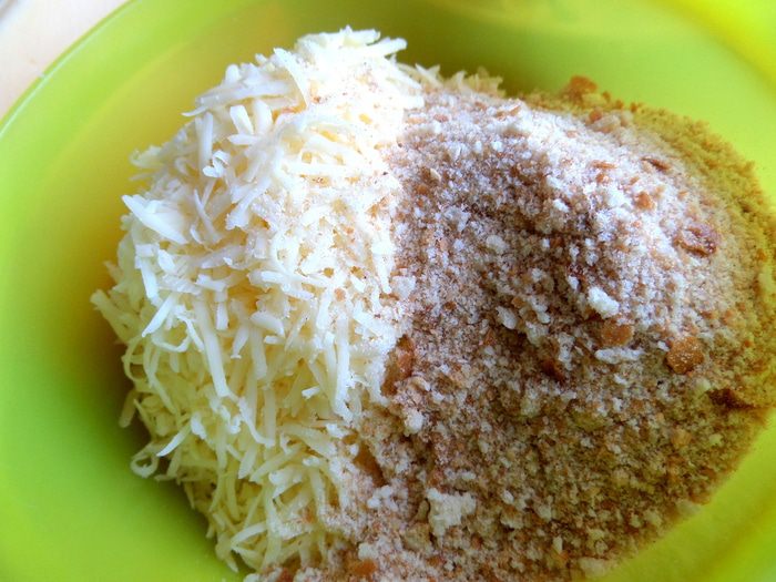 Баварские колбаски с итальянской пастой под сырным штрейзелем