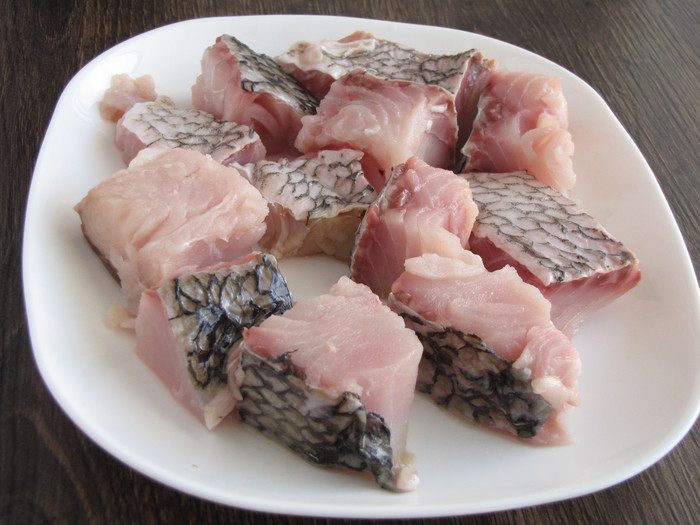 Белая рыба, запеченная под белым соусом