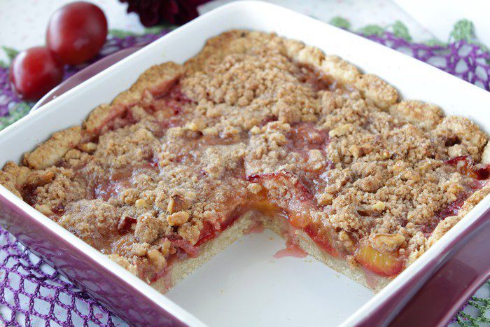 Сливовый пирог с грецкими орехами