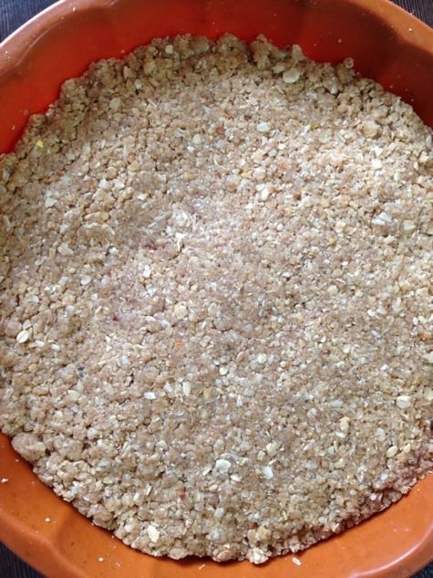 Постный овсяный пирог с халвой и черной смородиной