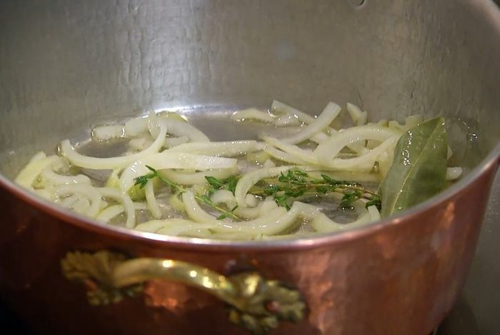 Суп из сельдерея с каштанами и лисичками  