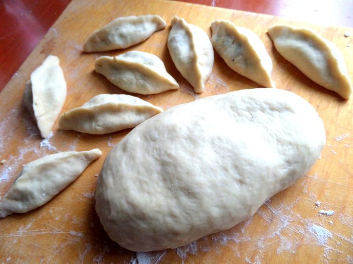 Мини-пирожки с капустой, сельдереем, шпинатом и сыром