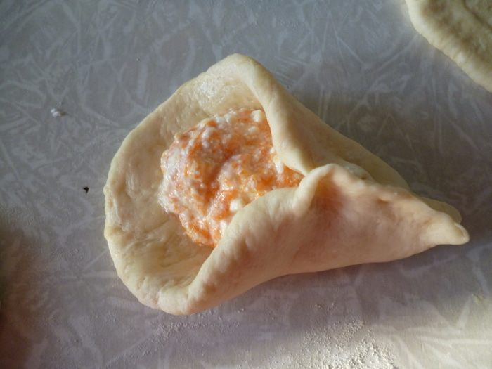 Пирожки с вкусом пиццы (из ленивого дрожжевого теста)