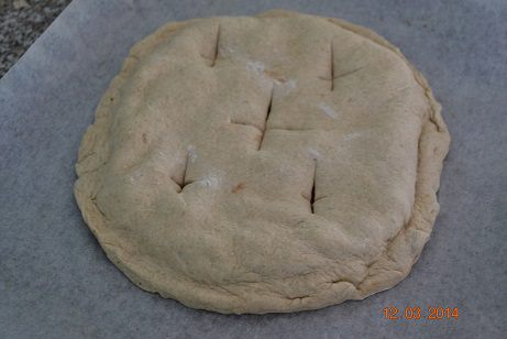 Мясной пирог с изюмом, яблоком и орехами