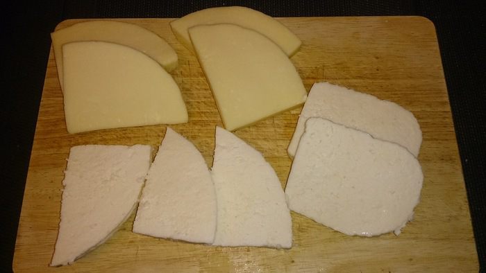 Жареный сыр с соусом из брусники и табаско