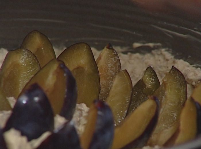 Ореховый торт со сливами