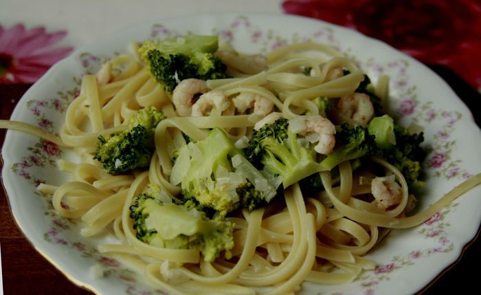 Паста с брокколи и креветками