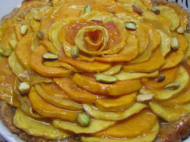 Пирог с карамелизированной тыквой, фисташками и марципаном