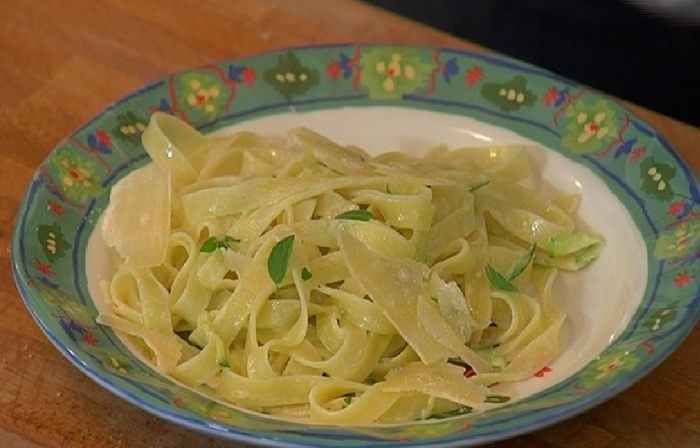 Паста с цукини, пеперончино и мятой