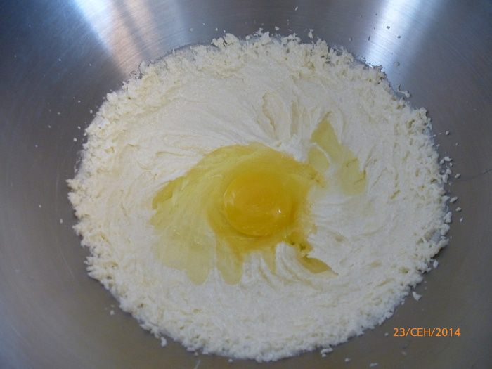 Шоколадный пирог со сливами и штрейзелем