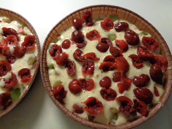 Шарлотка с ревенем, вяленой вишней и пряностями